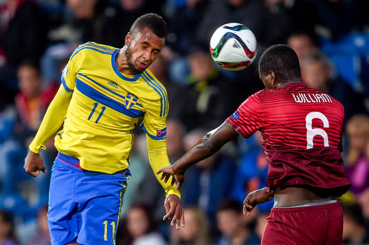 Sveriges Isaac Kiese Thelin i en nickduell mot Portugals