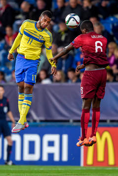 Sveriges Isaac Kiese Thelin i en nickduell mot Portugals