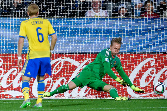 Sveriges målvakt Patrik Carlgren gör en räddning