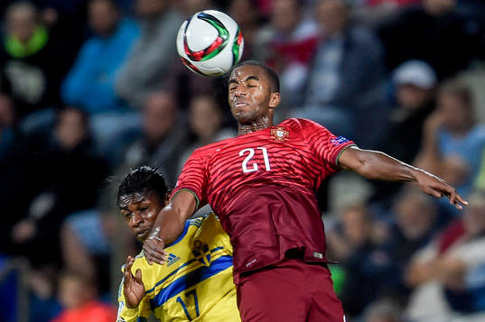 Sveriges Joseph Baffo och Portugals Ricardo i en nickduell