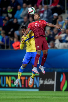 Sveriges Joseph Baffo och Portugals Ricardo i en nickduell
