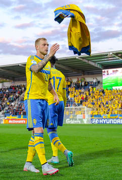 Sveriges John Guidetti slänger sin tröja före