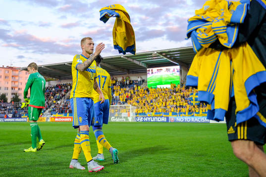 Sveriges John Guidetti slänger sin tröja före