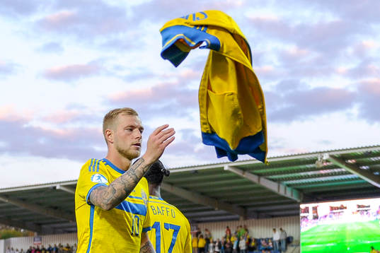 Sveriges John Guidetti slänger sin tröja före
