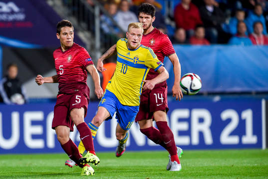 Sveriges John Guidetti i en kamp mot Portugals Raphael