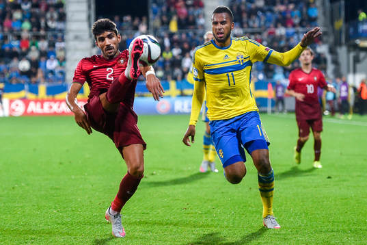 Portugals Ricardo Esgaio och Sveriges Isaac Kiese Thelin