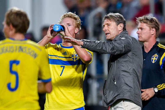 Sveriges förbundskapten Håkan Ericson i samtal med Oscar