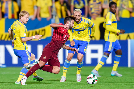 Portugals Sérgio Oliveira faller framför Sveriges Oscar
