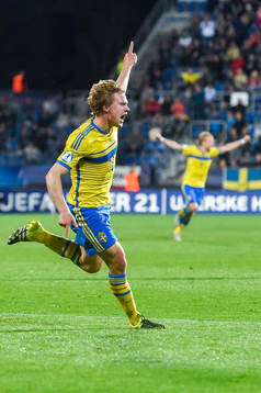 Sveriges Simon Tibbling jublar