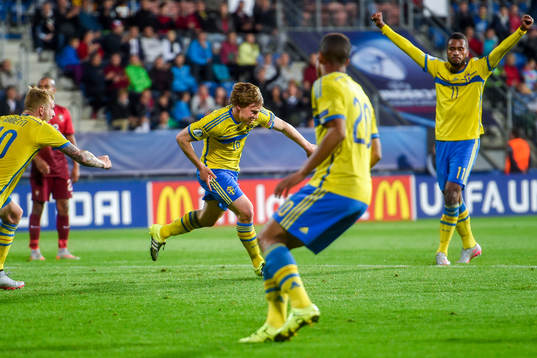 Sveriges Simon Tibbling jublar