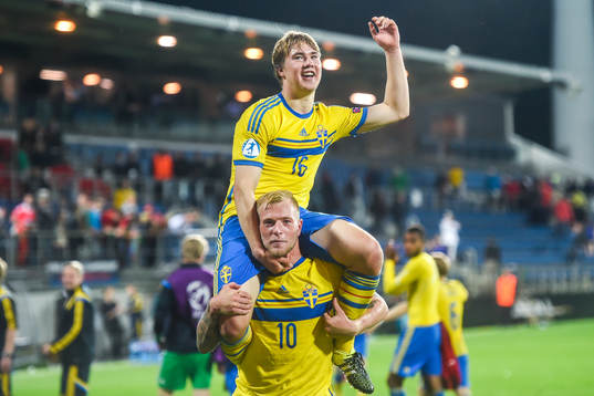 Sveriges Simon Tibbling jublar med John Guidetti
