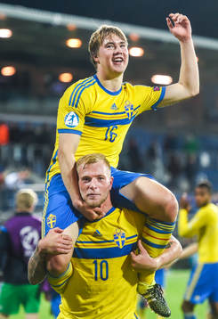 Sveriges Simon Tibbling jublar med John Guidetti