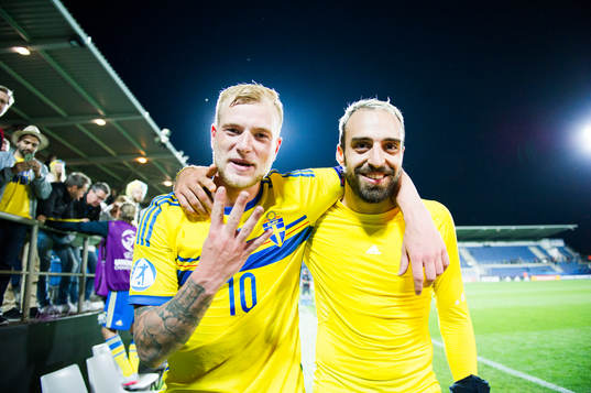 Sveriges John Guidetti och Abdullah Khalili jublar