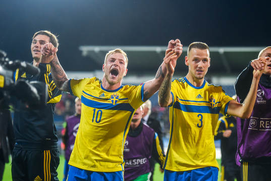 Sveriges John Guidetti och Alexander Milosevic jublar
