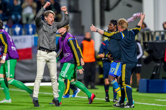 Sveriges förbundskapten Håkan Ericson jublar