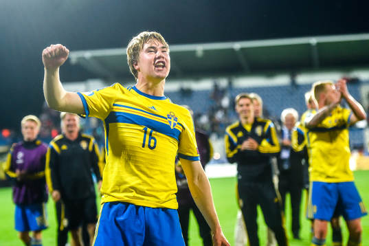 Sveriges Simon Tibbling jublar