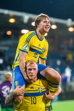 Sveriges Simon Tibbling och John Guidetti firar
