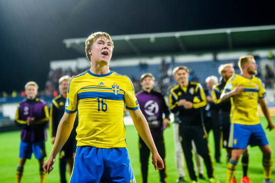 Sveriges Simon Tibbling jublar