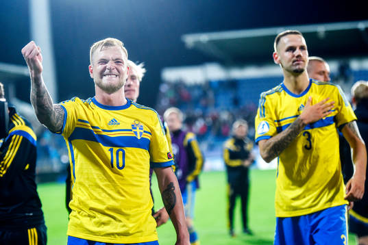 Sveriges John Guidetti och Alexander Milosevic jublar