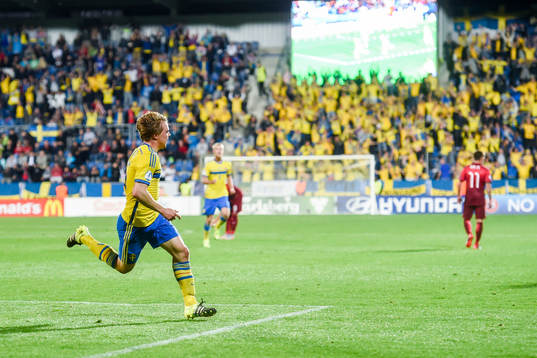 Sveriges Simon Tibbling jublar