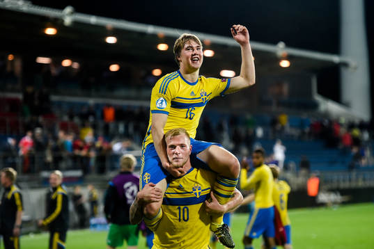 Sveriges John Guidetti firar med Simon Tibbling