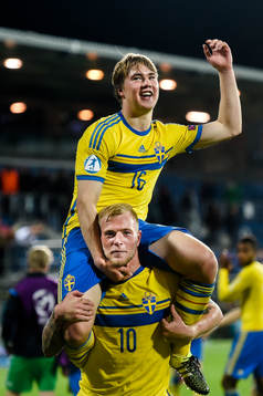 Sveriges John Guidetti firar med Simon Tibbling