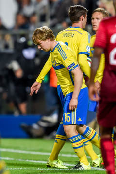 Byte mellan Sveriges Branimir Hrgota och Simon Tibbling