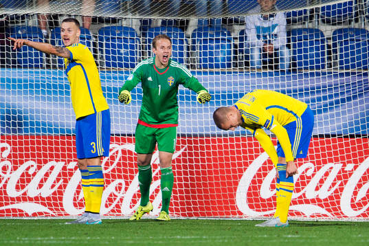 Sveriges Alexander Milosevic och målvakt Patrik Carlgren