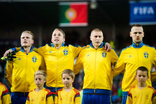 Sveriges Oscar Hiljemark, målvakt Patrik Carlgren, Victor