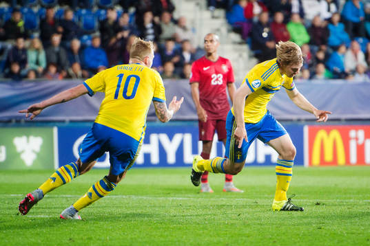 Sveriges Simon Tibbling jublar när han gör 1-1