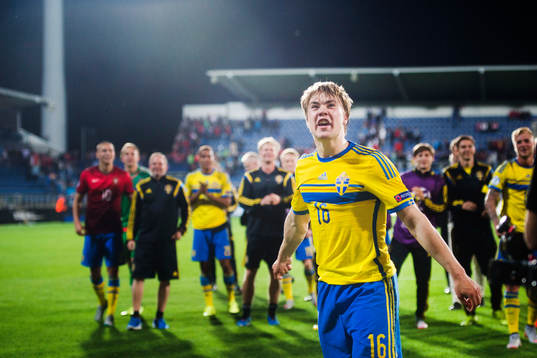 Sveriges Simon Tibbling jublar