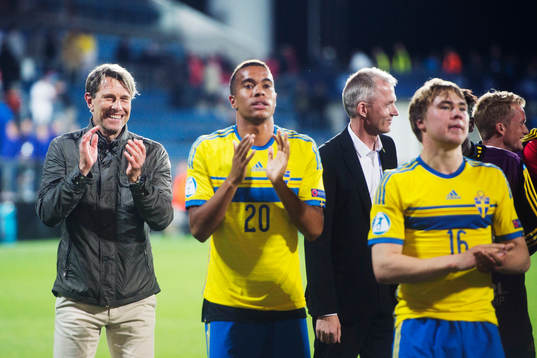 Sveriges förbundskapten Håkan Ericson och Robin Quaison