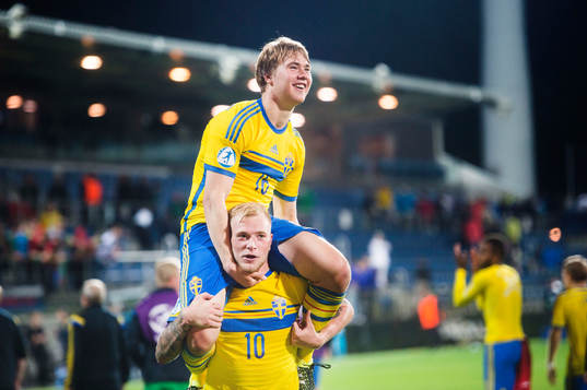 Sveriges Simon Tibbling och John Guidetti jublar