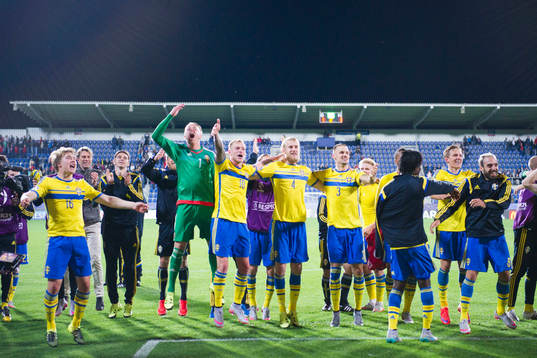Sveriges Simon Tibbling, målvakt Patrik Carlgren, John