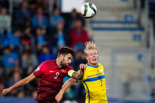 Portugals Sérgio Oliveira och Sveriges Oscar Hiljemark