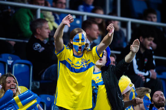 En svensk supporter gör tummarna ner