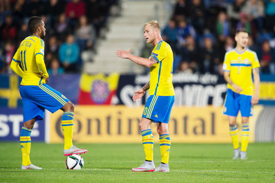 Sveriges Isaac Kiese Thelin och John Guidetti pratar