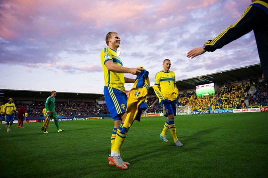 Sveriges Oscar Hiljemark och Victor Nilsson Lindelöf gör