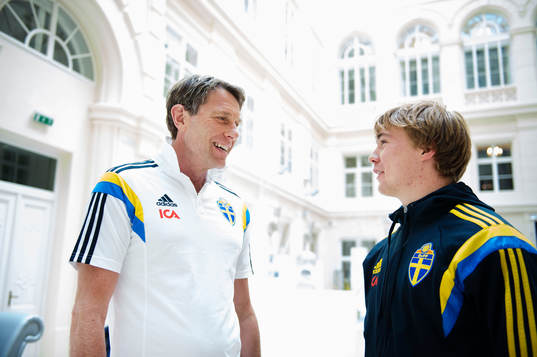 Sveriges förbundskapten Håkan Ericson och Simon Tibbling
