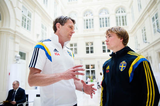Sveriges förbundskapten Håkan Ericson och Simon Tibbling