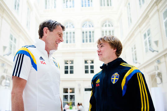 Sveriges förbundskapten Håkan Ericson och Simon Tibbling