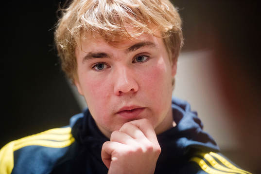 Sveriges Simon Tibbling pratar med media på spelarhotellet