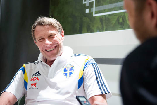 Sveriges förbundskapten Håkan Ericson pratar med media