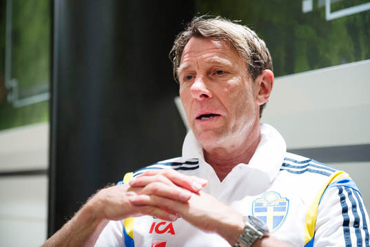 Sveriges förbundskapten Håkan Ericson pratar med media