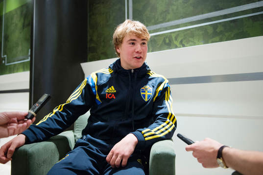 Sveriges Simon Tibbling pratar med media på spelarhotellet