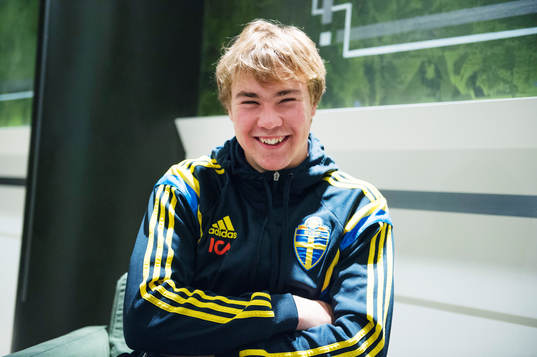 Sveriges Simon Tibbling pratar med media på spelarhotellet