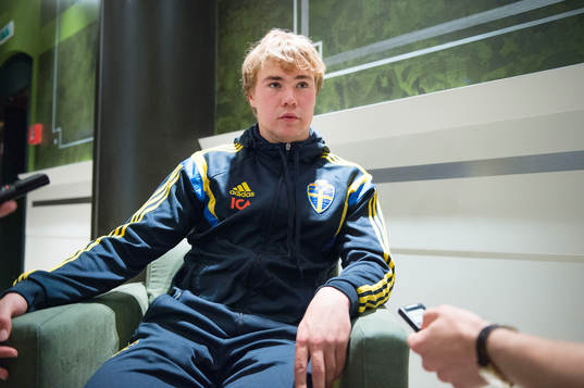 Sveriges Simon Tibbling pratar med media på spelarhotellet