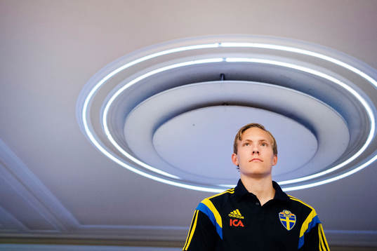 Sveriges Ludwig Augustinsson på väg till en pressträff