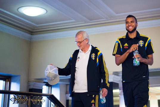 Sveriges landslagschef Lars Richt och Sveriges Isaac Kiese