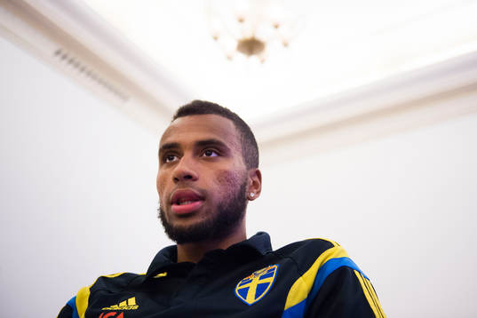 Sveriges Isaac Kiese Thelin  pratar med media